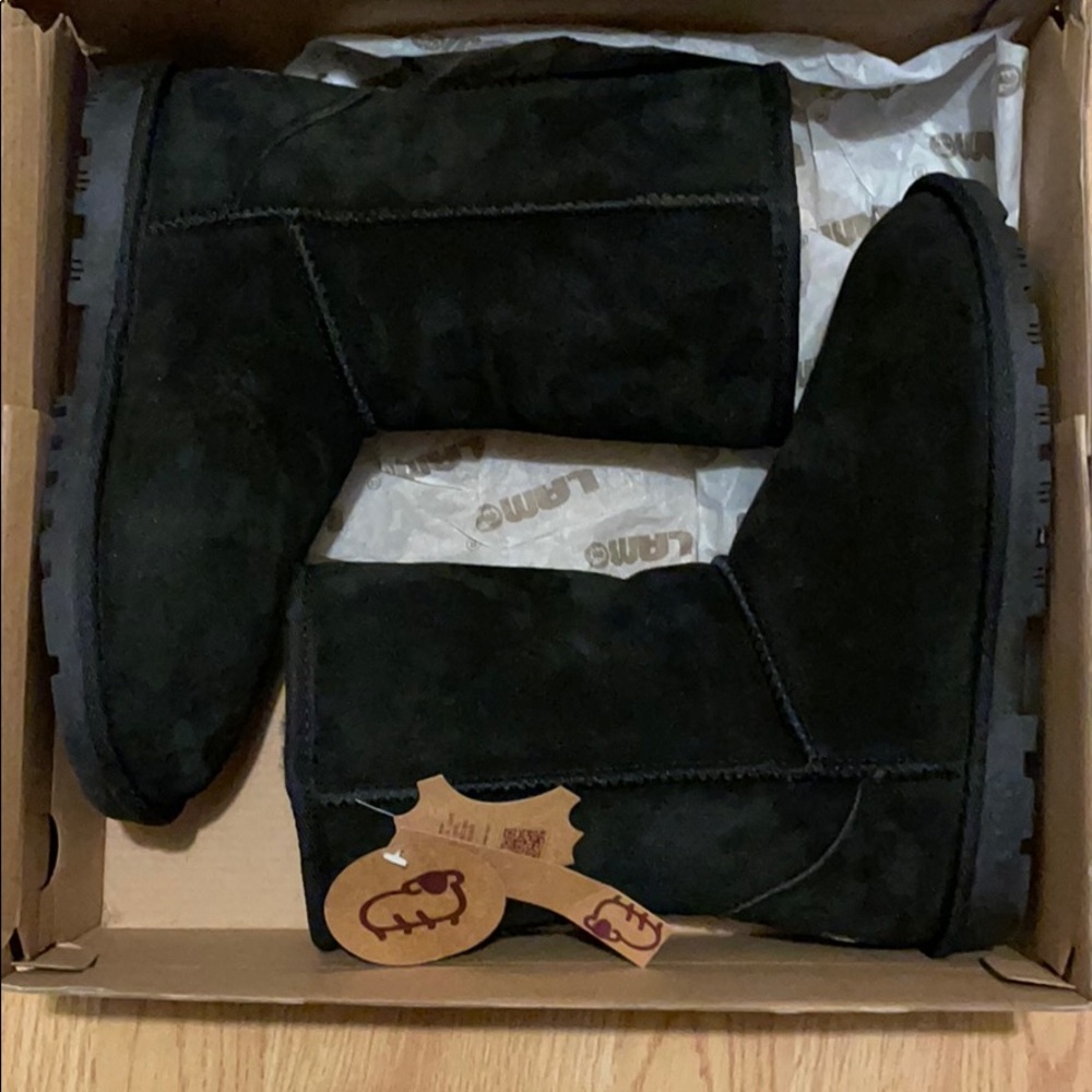 Lamo Sheepskin boots black size 7